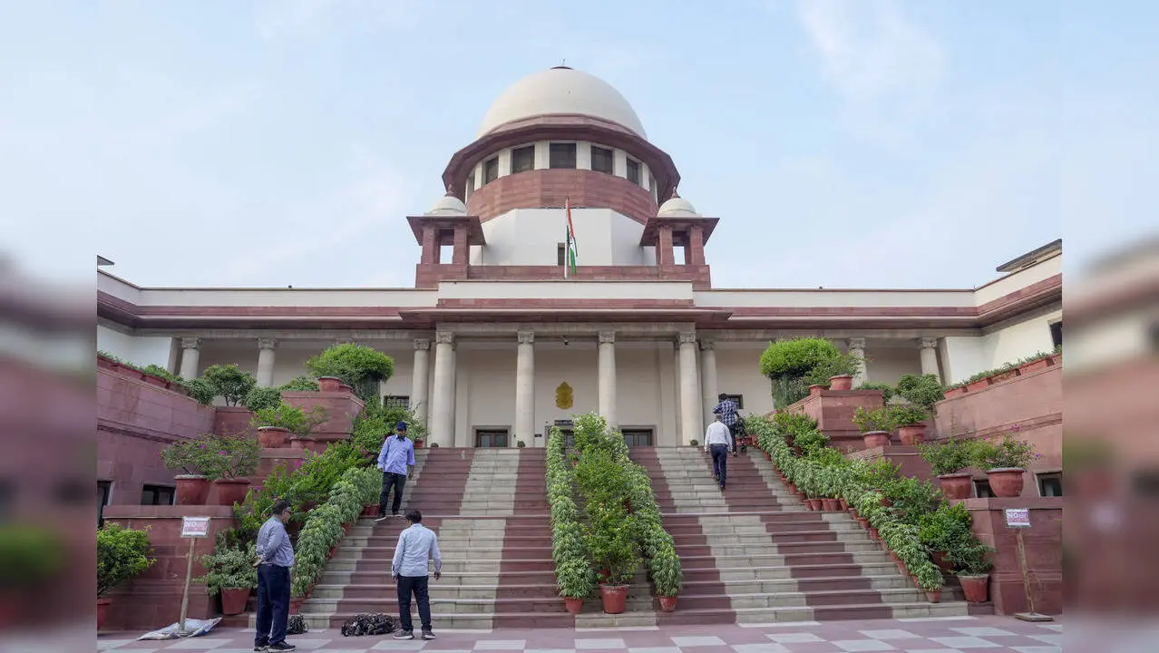 Supreme Court acquits two Gujarat staffers in Rs 20 bribe case after 30 years