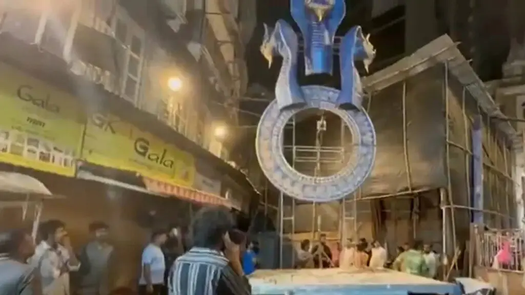 2 dead, 5 hurt as Ganesh idol falls in Mumbai's Bhuleshwar