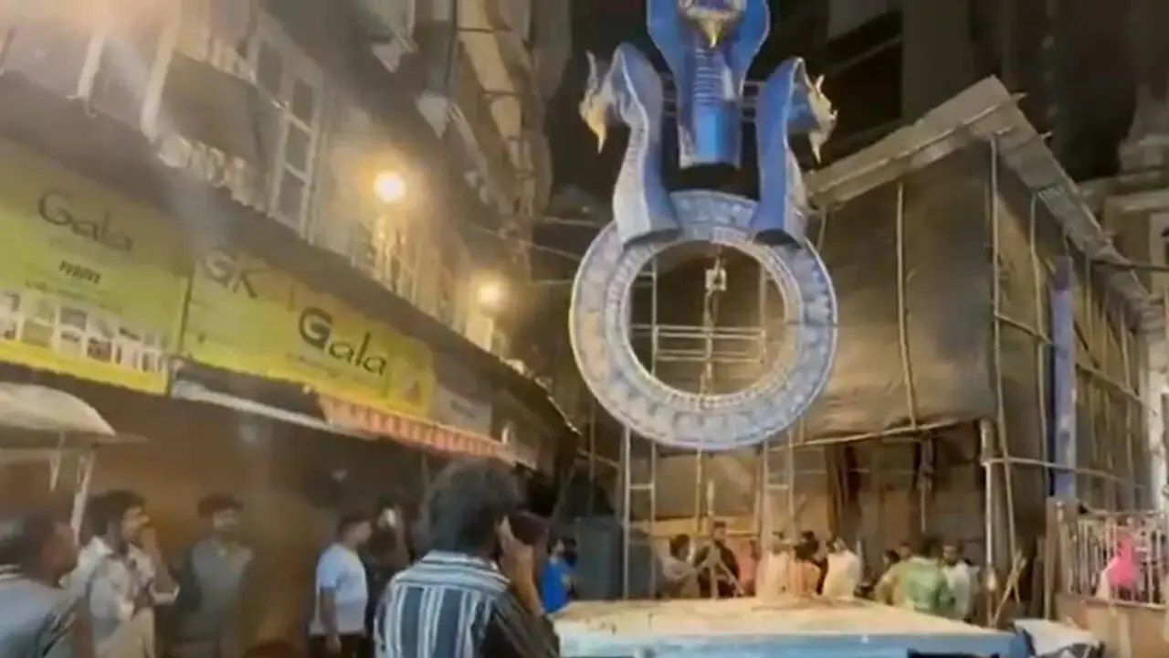 Ganesh idol falls in Mumbai Bhuleshwar procession, two dead