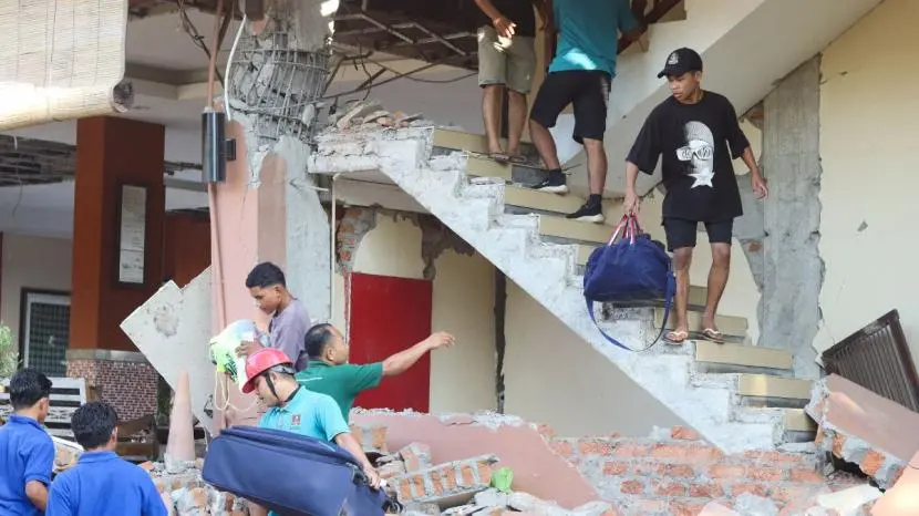47 dead in Indonesia 7.7 quake; second 6.8 tremor hits Sumatra