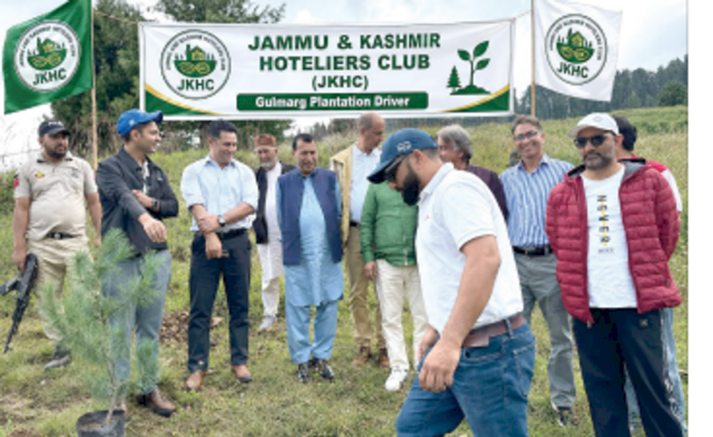 Hoteliers Club begins plantation drive in Gulmarg