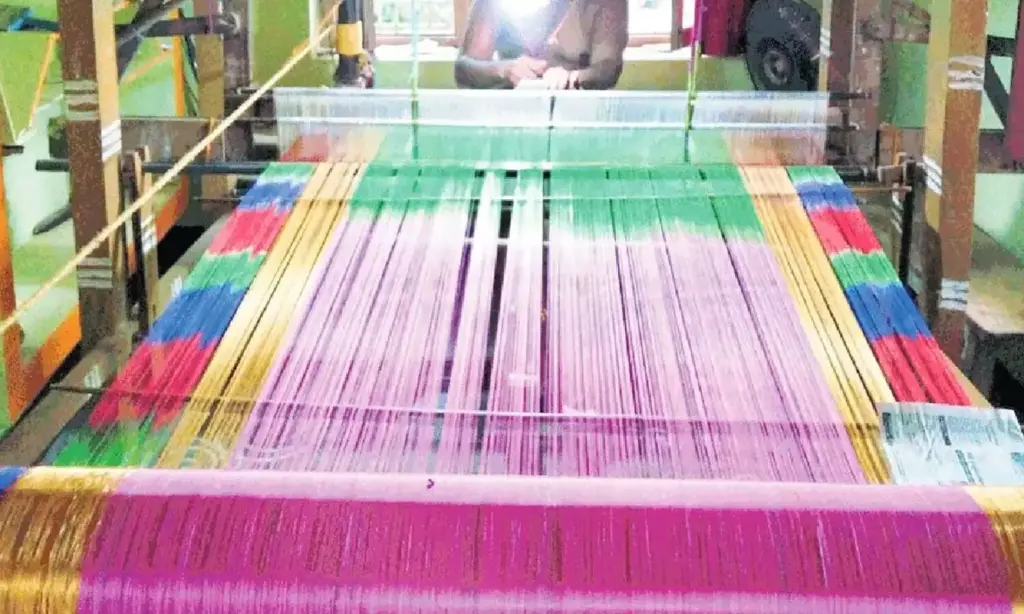 AP launches Rs 25,000 annual aid for BPL handloom families