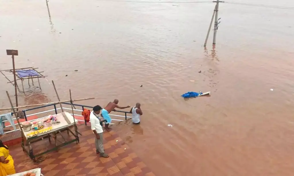 Godavari Crosses First Danger Level at Bhadrachalam