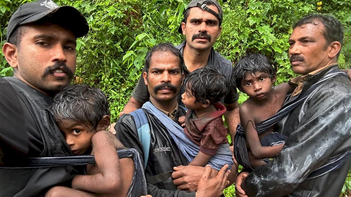Over 1,000 Kerala Government Employees Join Wayanad Relief Operations