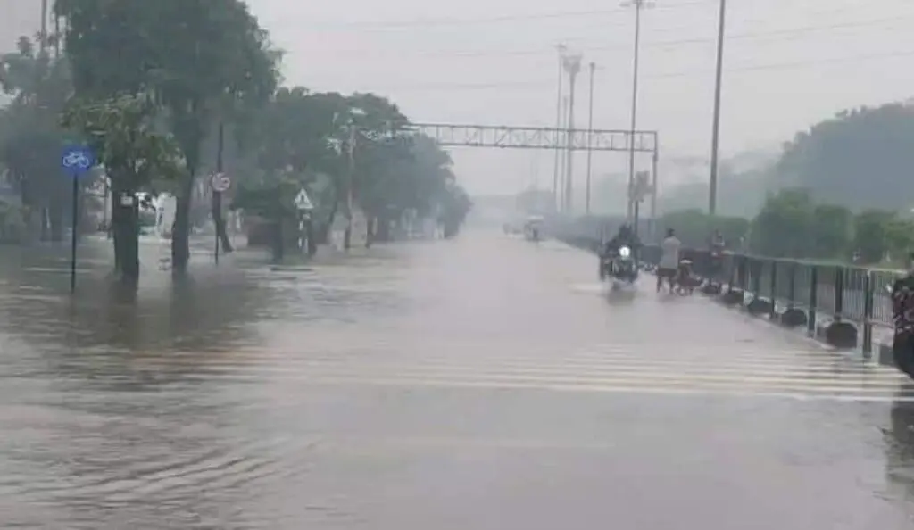 Delhi Rain Brings Waterlogging and Traffic Delays in Several Areas