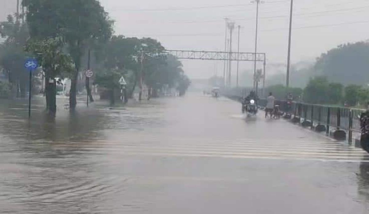 Rain in Delhi causes waterlogging and traffic disruptions in several areas