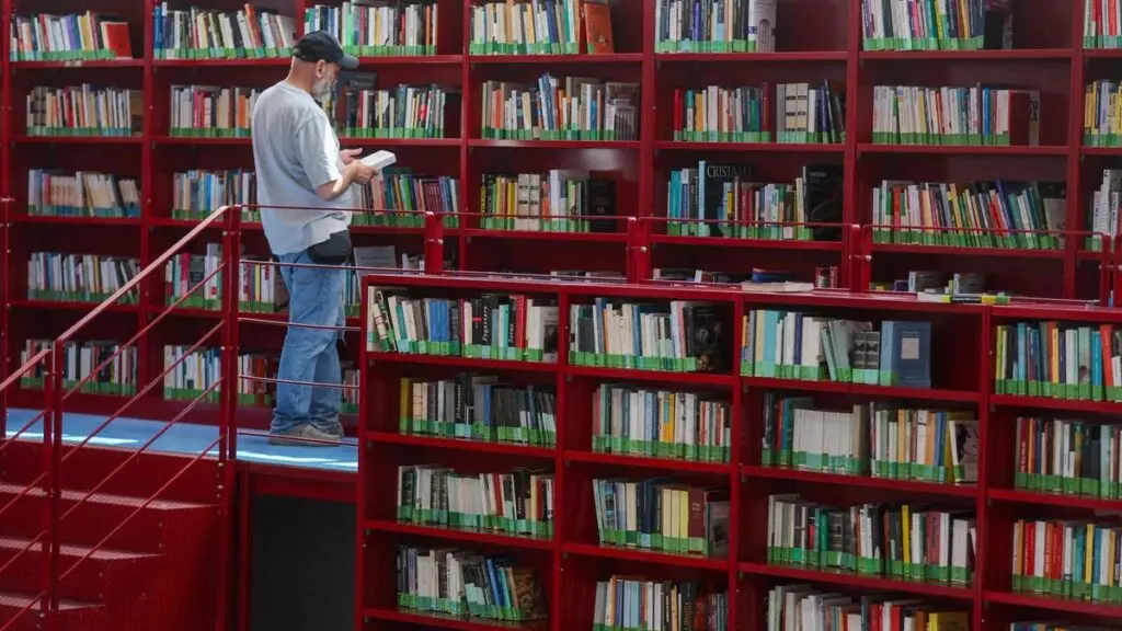 AI firms buy and destroy rare books to train LLMs
