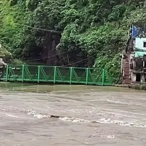 Flash floods hit Kashmir after heavy rain, IMD warns