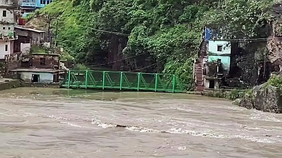 Flash floods hit Kashmir after heavy rain, IMD warns