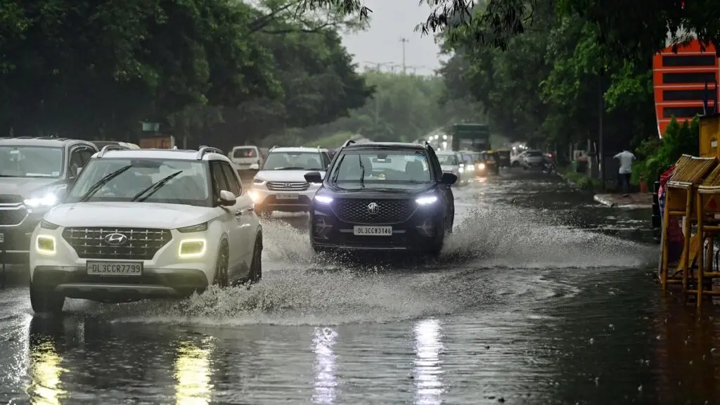 Heavy rain disrupts flights, traffic across north India