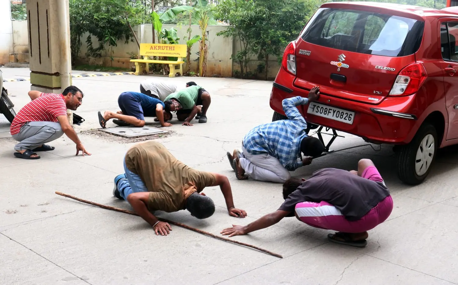 Deccan Chronicle photojournalist wins top prize for snake rescue photo