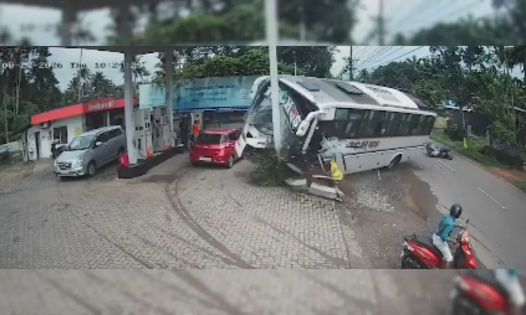 Bus carrying wedding party overturns in Kerala, over 35 hurt