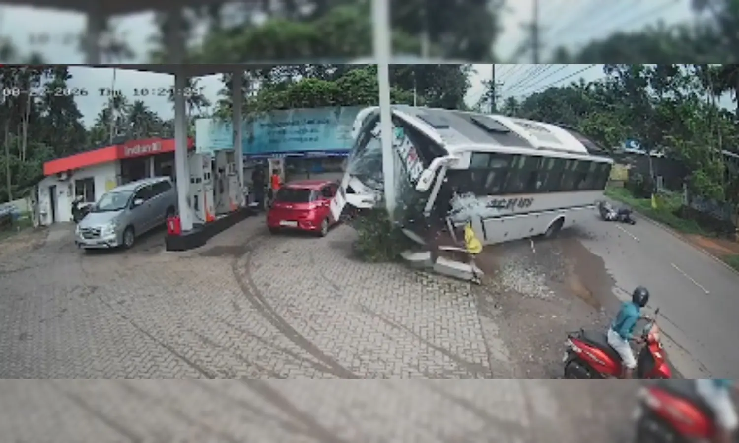Bus carrying wedding party overturns in Kerala, over 35 hurt