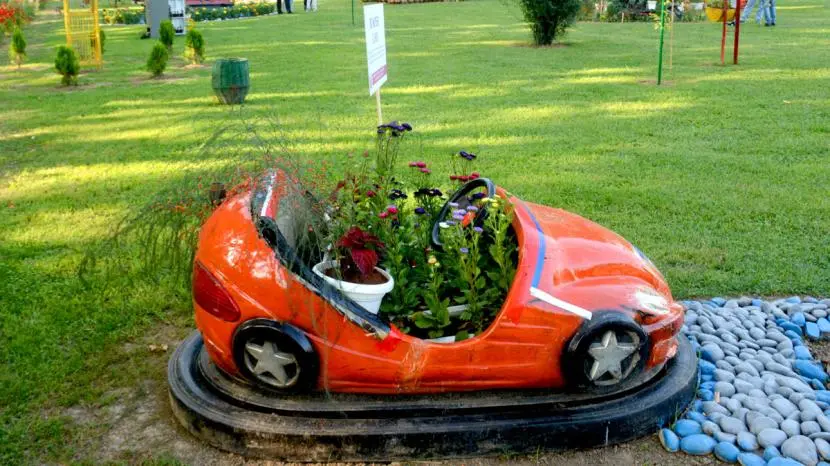 Srinagar opens waste-to-wonder garden with recycled planters