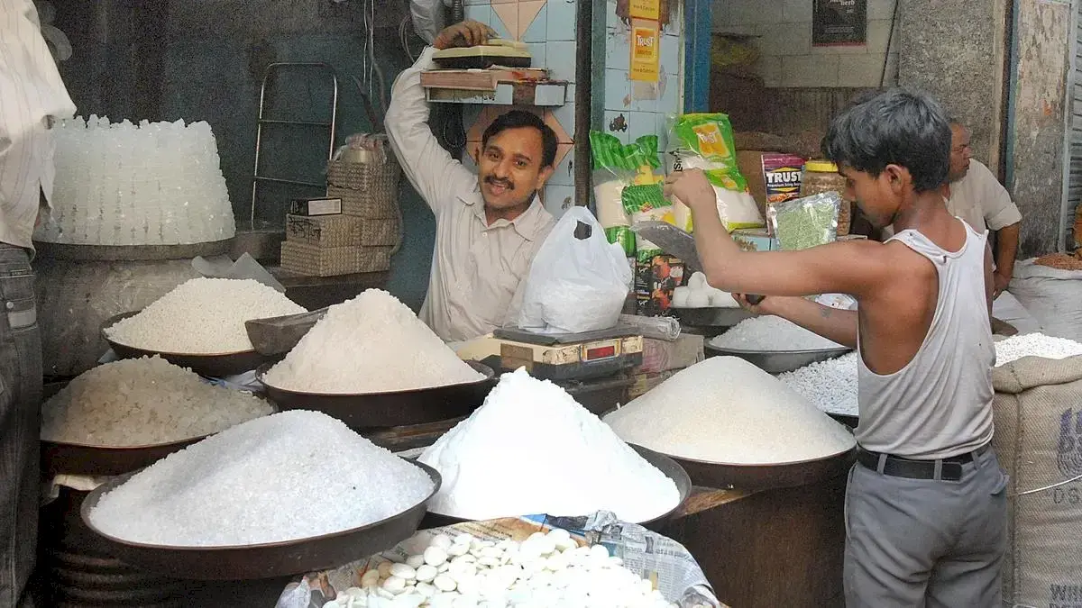 Govt caps sugar stock at 400 tonnes per dealer till November