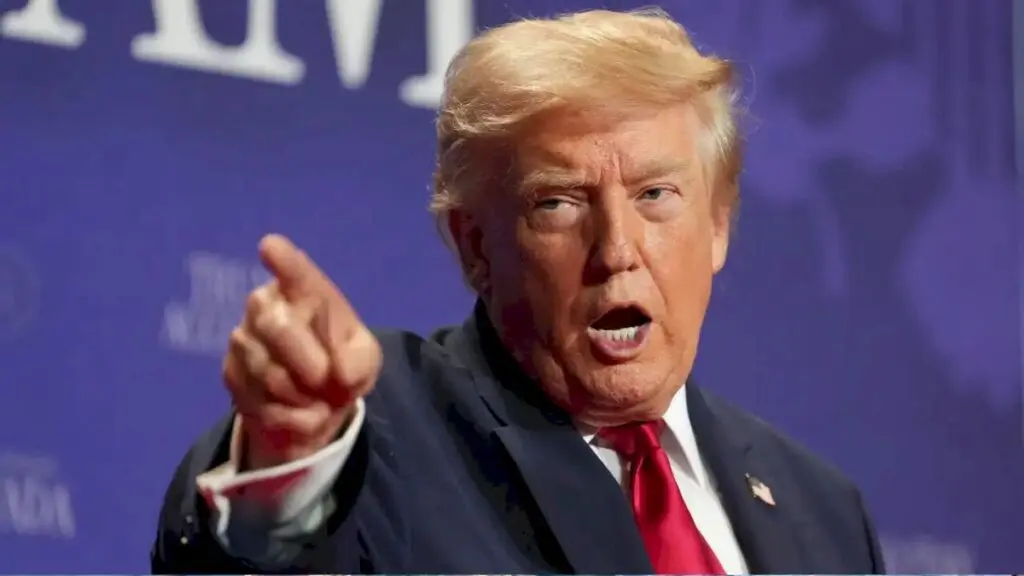 Trump Calls Jeffries Nice, Warns GOP Voters May Skip Midterms