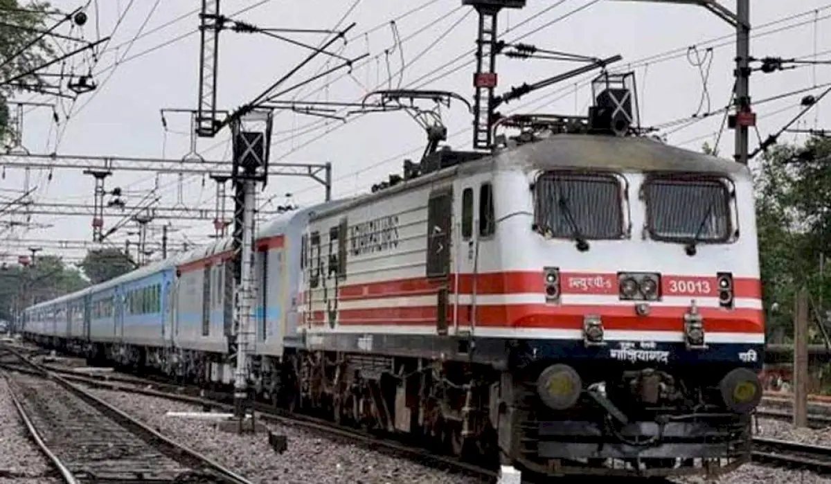 Railways fines caterers Rs 5.13 crore, cancels 6 contracts