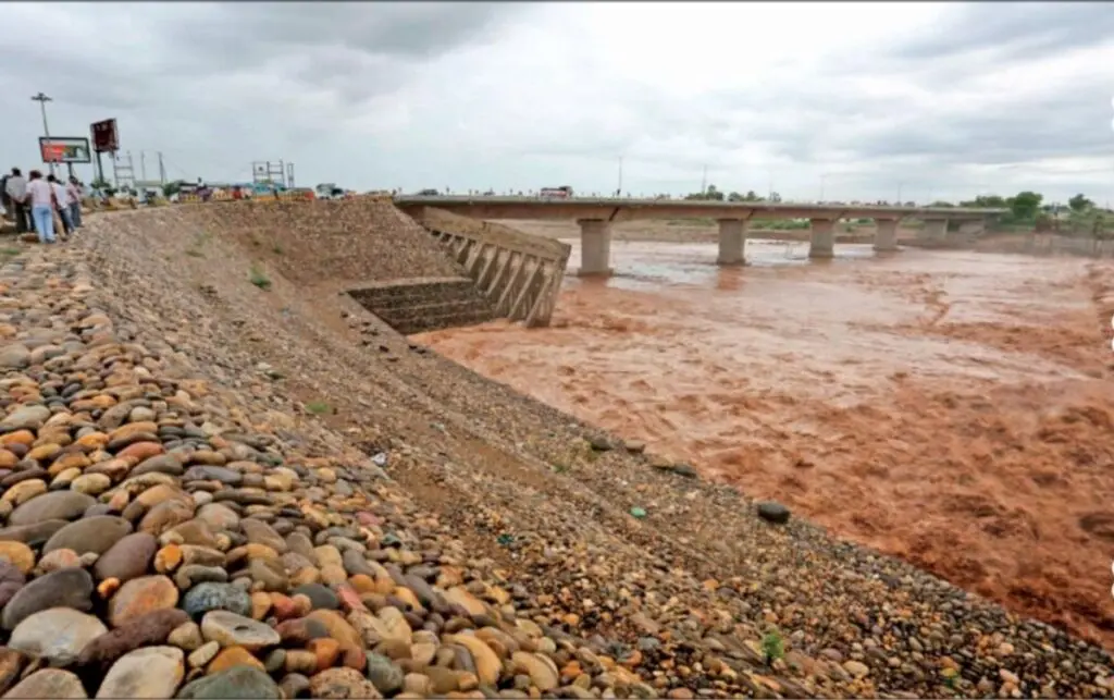 Flash flood sweeps away couple in J&K; body recovered