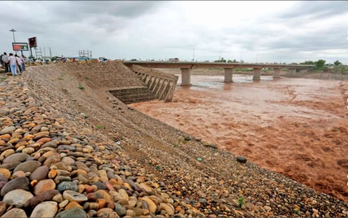 Flash flood sweeps away couple in J&K; body recovered