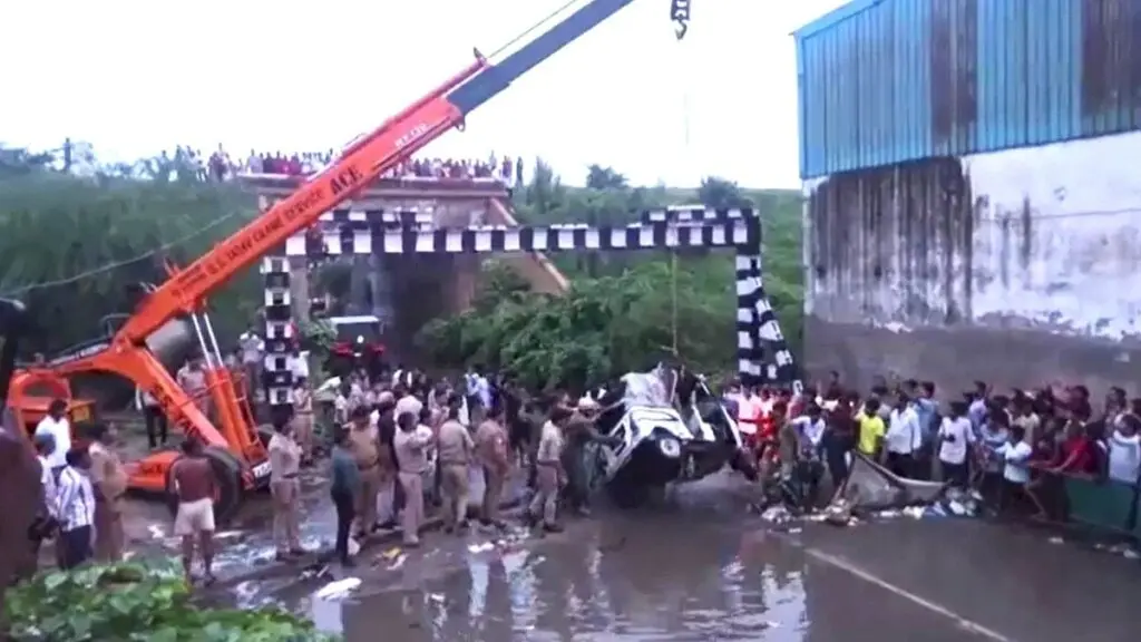 Agra tempo plunges into drain, five rescued by crane