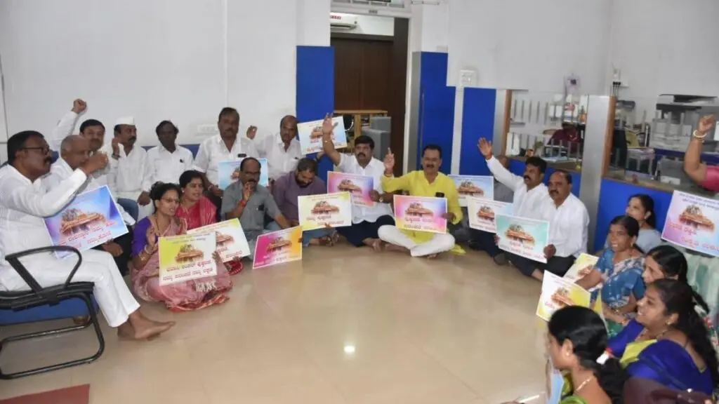BJP, Congress stage rival protests over Hubballi temple pond road