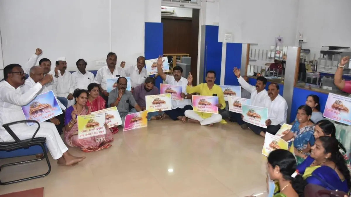 BJP, Congress stage rival protests over Hubballi temple pond road