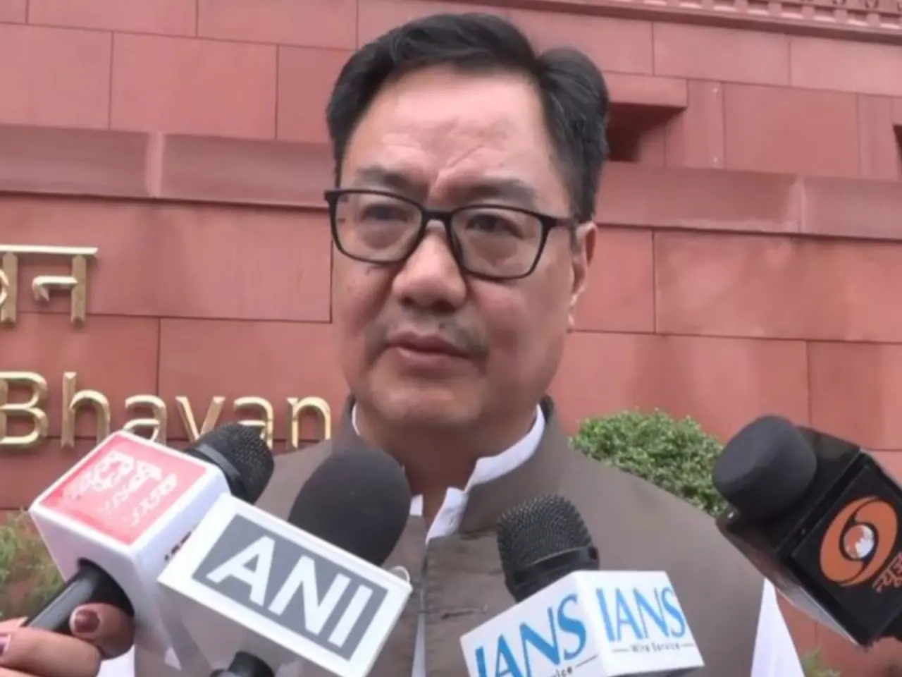 Rijiju slams Rahul Gandhi over allegations and flight abroad