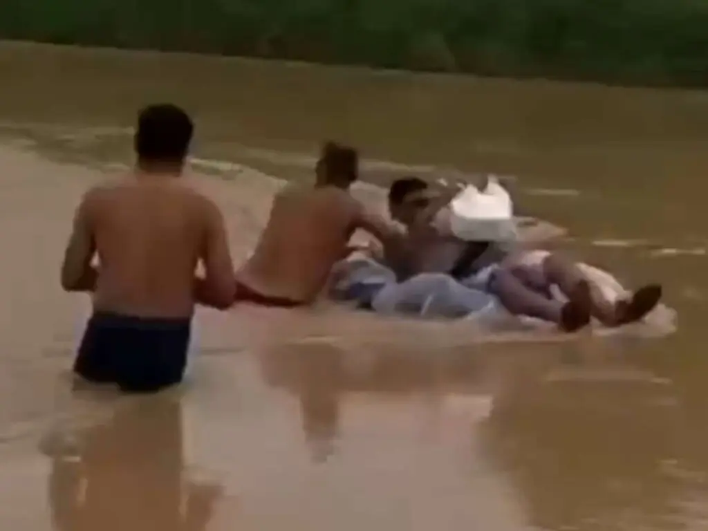 MP teachers risk lives crossing flooded river on inner tubes for e-attendance