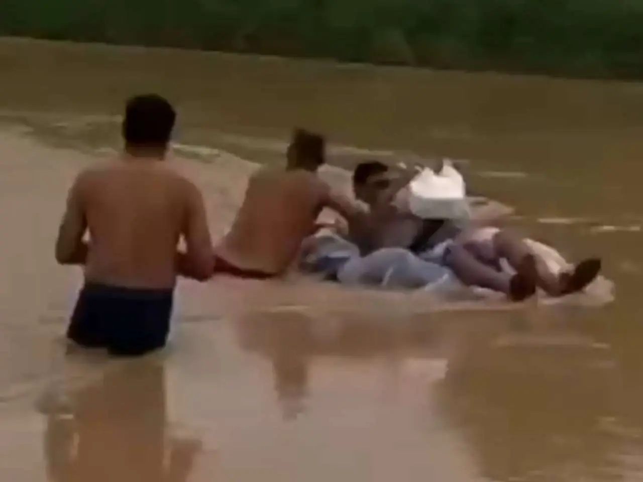 MP teachers risk lives crossing flooded river on inner tubes for e-attendance