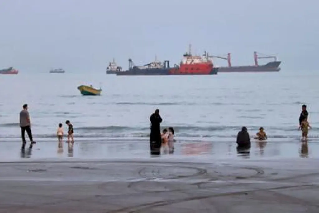Iran considers ban on US, Israeli vessels in Strait of Hormuz
