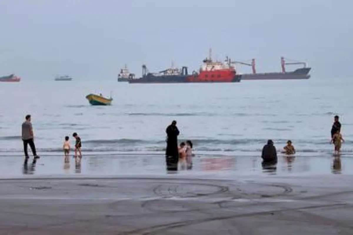 Iran considers ban on US, Israeli vessels in Strait of Hormuz