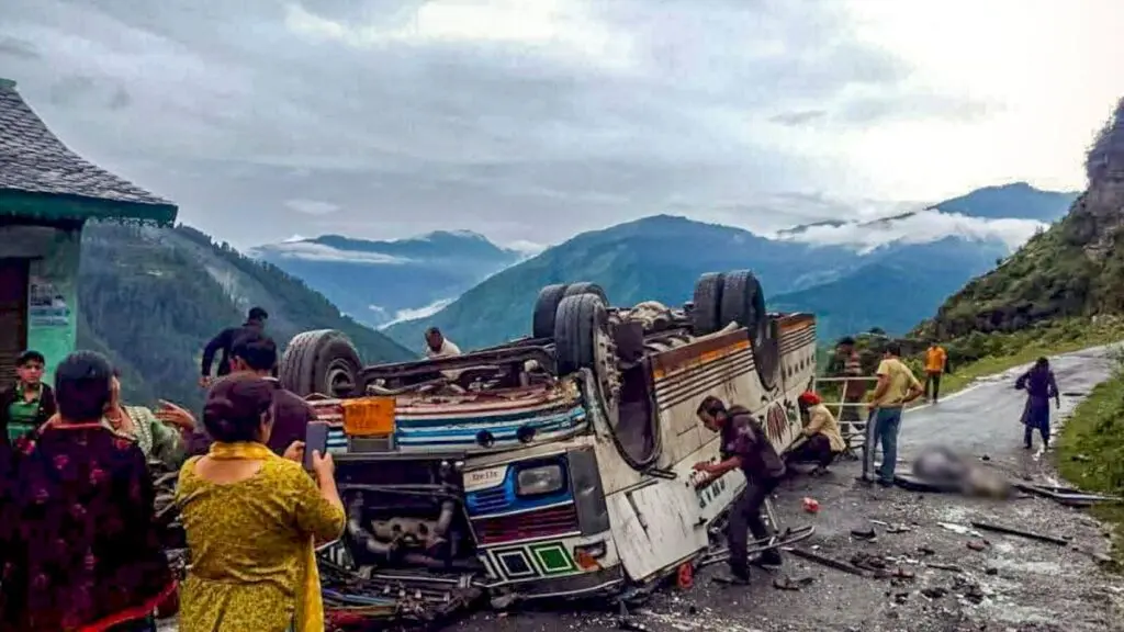 Bus overturns Himachal. 7 killed, 11 injured. NDTV says 8 killed