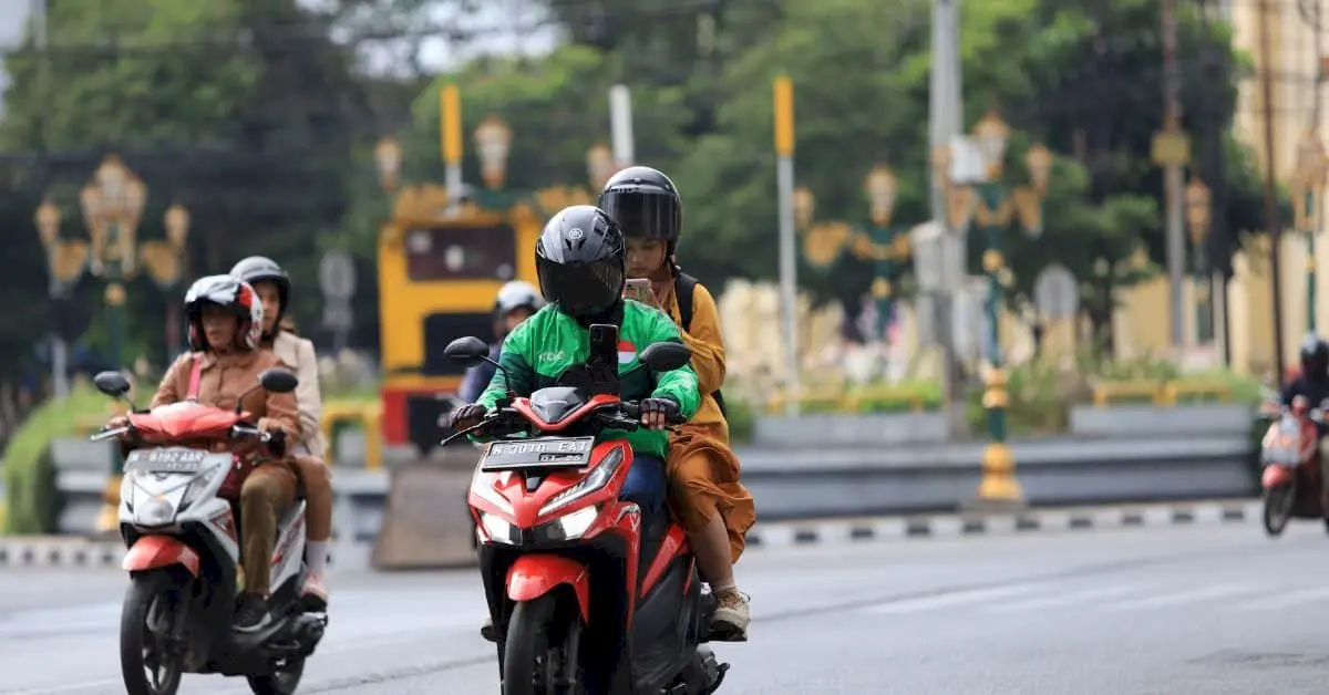 Maharashtra plans EV mandate, 2% welfare levy on Swiggy, Zomato