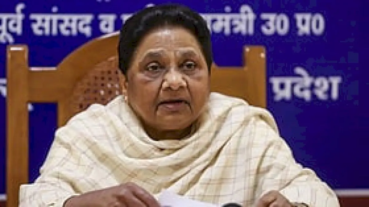 Mayawati calls SP chameleon over Pandits in PDA