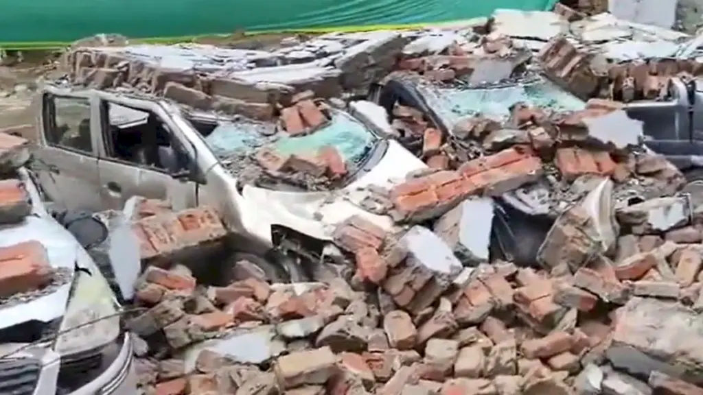 Deewali mein parking diwar giri, 9 gaadiyan kharab