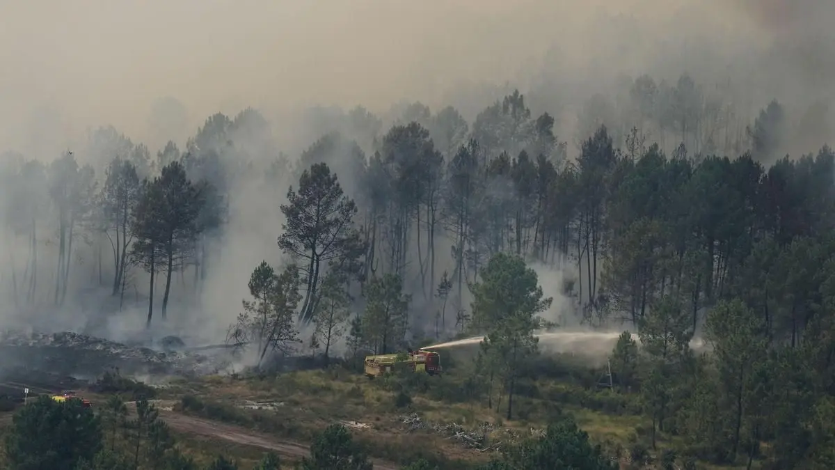 3 firefighters die; France battles wildfire four times size of Paris