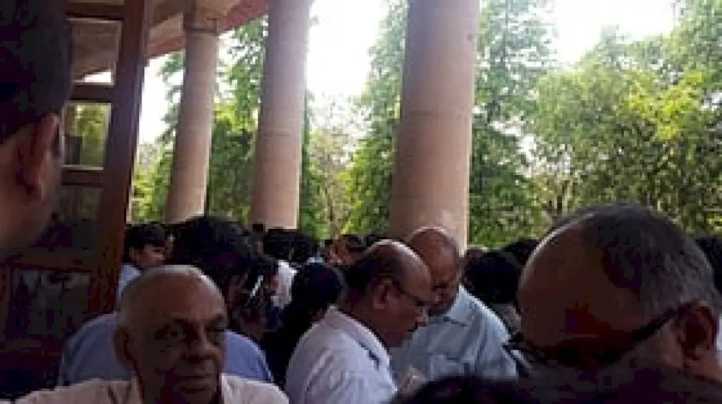 Karnataka HC: clerks serve justice system