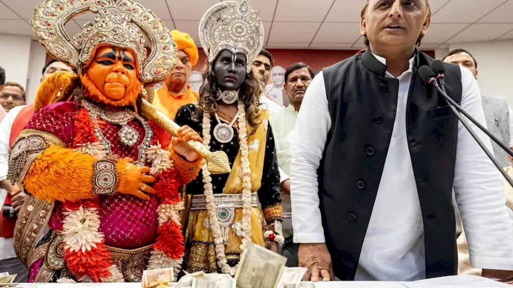 Akhilesh accuses BJP of exploiting artists, closing schools