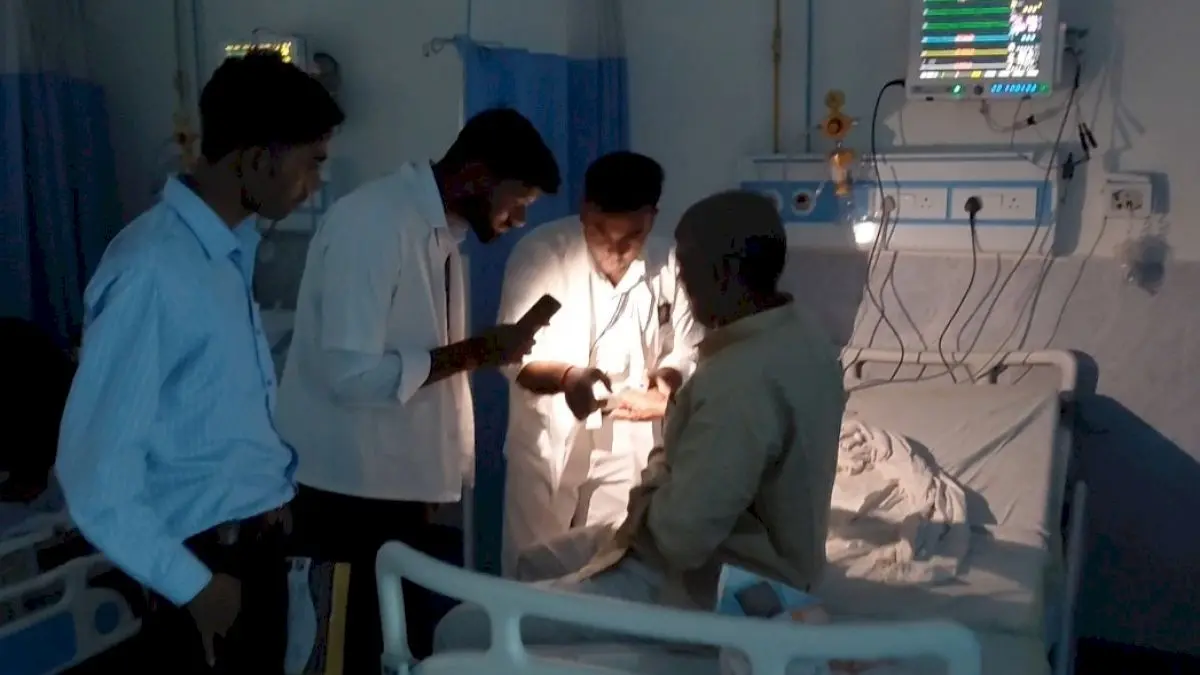 Bihar hospital patients treated under mobile torch after power cut