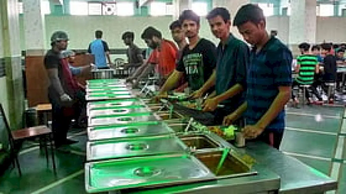 Inquiry ordered after MP hostel students protest with food plates