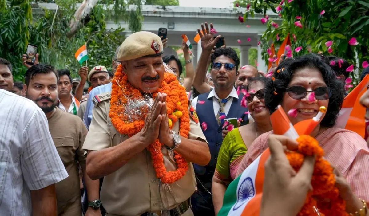 Citizens felicitate Delhi Police for protecting Parliament on July 20