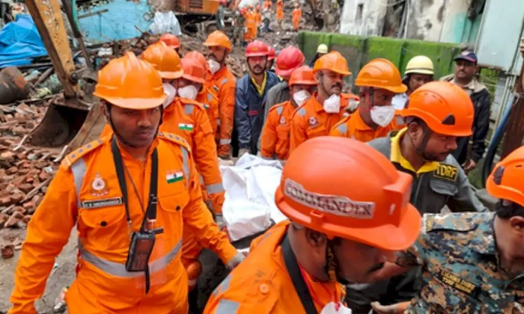 6 dead in Thane building collapse, rescue on