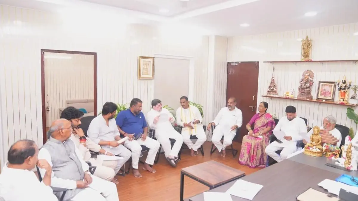 BC leaders meet at Ponnam’s house to finalise statue unveiling dates