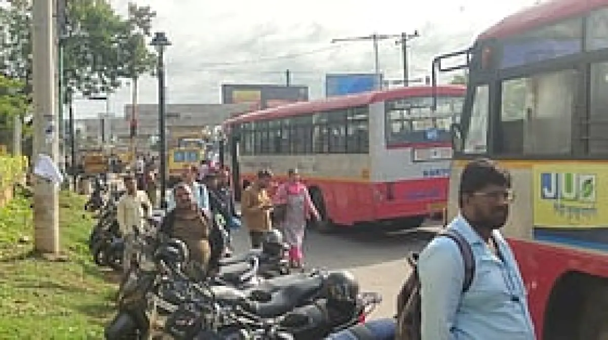 Commuters seek bus stop, auto stand on Bengaluru-Mysuru Road