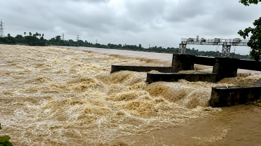 Odisha flood: river levels fall but breaches waterlog villages
