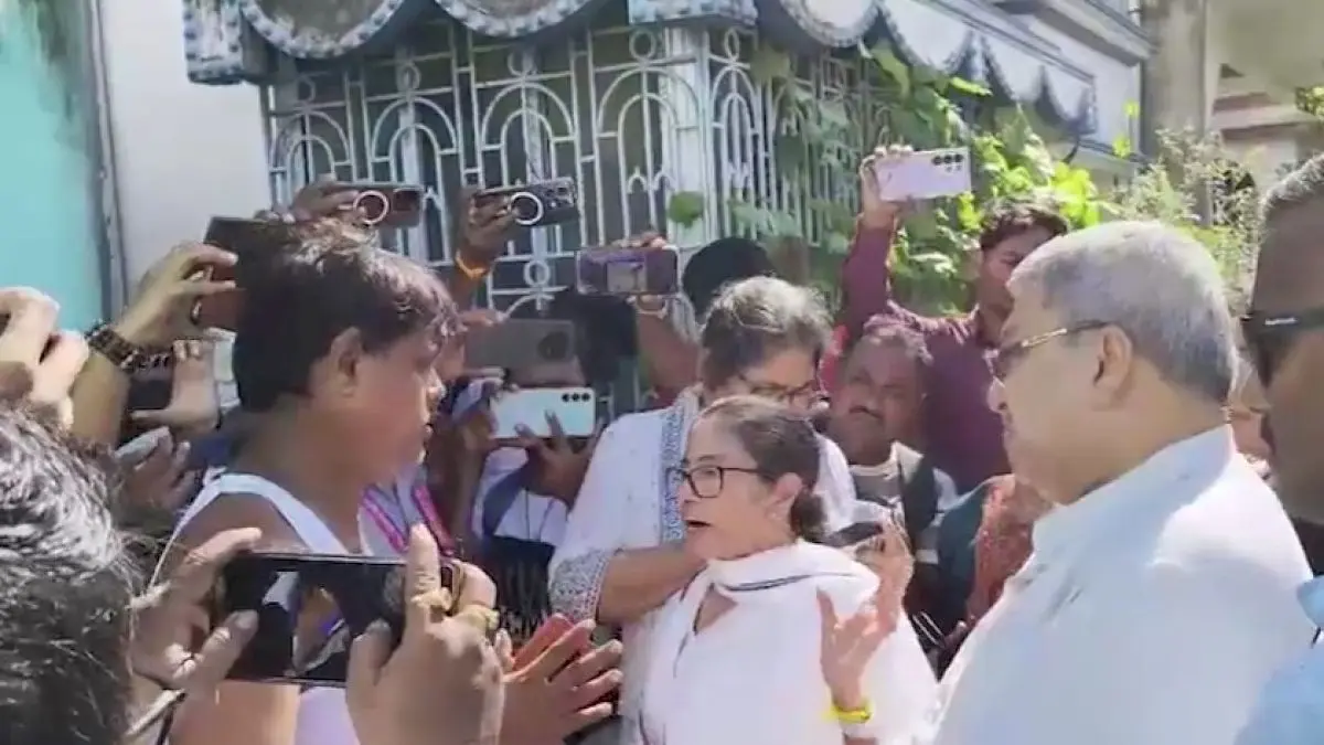 हलिशहर में ममता बनर्जी के काफिले पर गुस्साई भीड़ का हमला