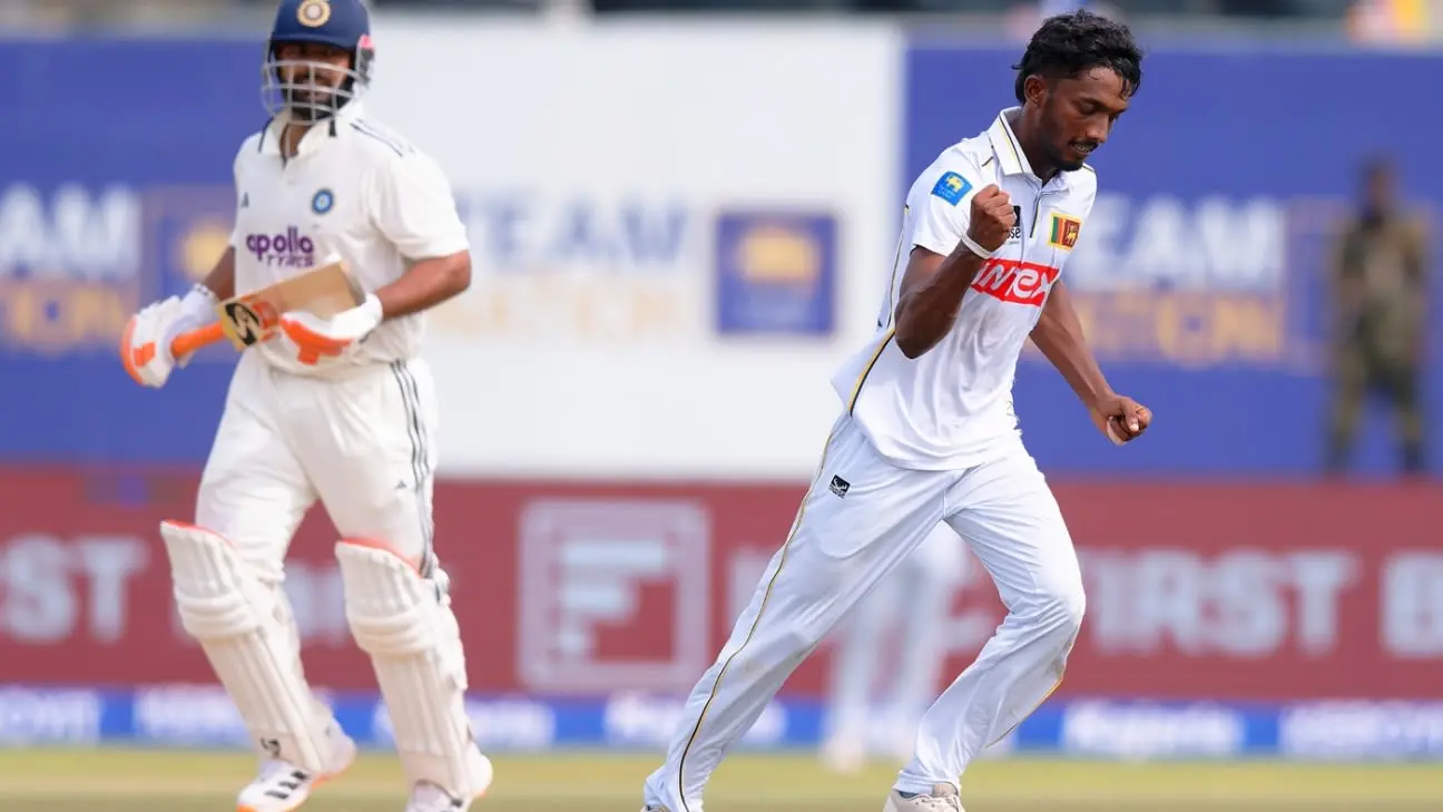 India take command despite early Sri Lanka strikes