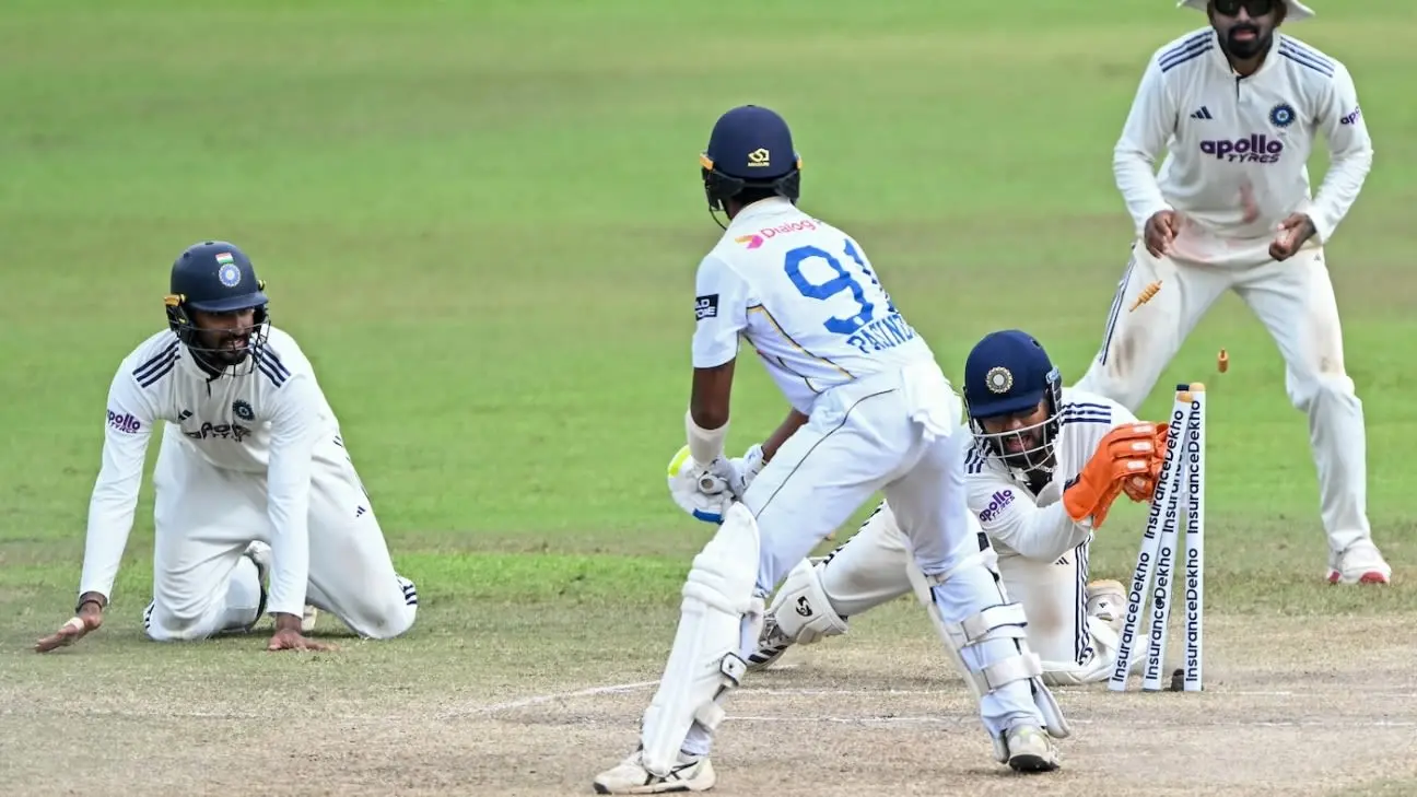 India close in despite Sri Lankan fifties from Sooriyabandara, Kamindu