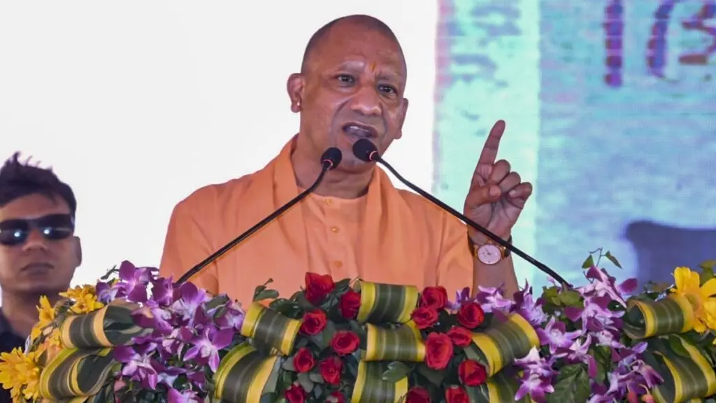 योगी का सपा पर हमला: दंगाई मौलाना जेल में, नाक रगड़ रहा