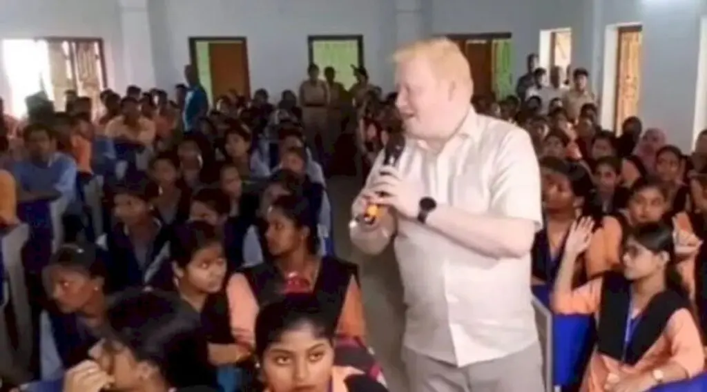 Jagatsinghpur collector takes special class on Odisha history